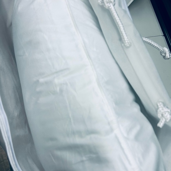 NWOT QUINCE Premium Down Alternative Pillow Medium/Firm Standard 4040 - Picture 10 of 12